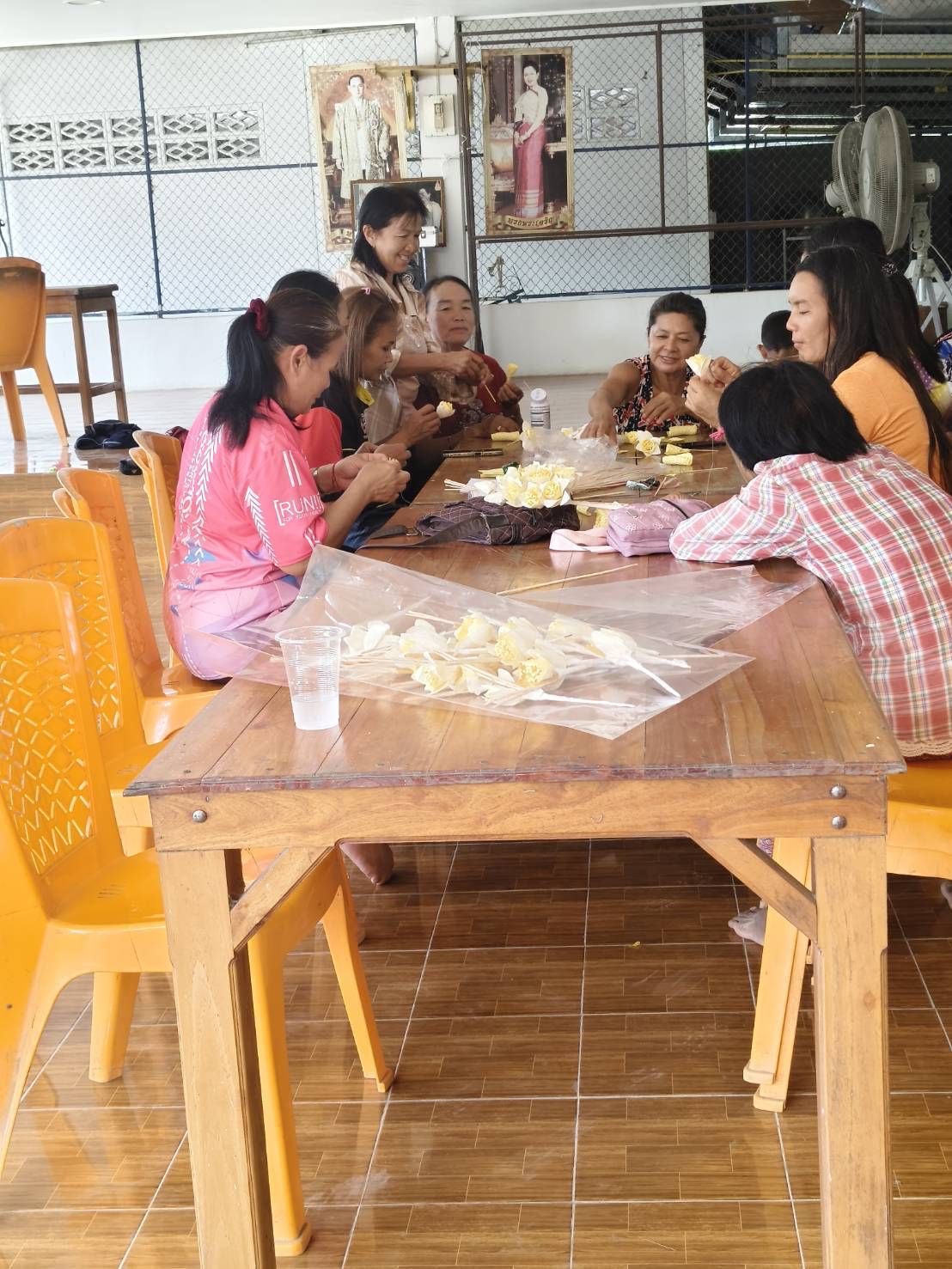 ชาวบ้านโพธิ์งาม ม.16 ต.วังน้ำขาว รวมพลังประดิษฐ์ดอกไม้จันทน์ น้อมถวายความจงรักภักดี งานพระราชพิธีถวายพระเพลิงพระบรมศพฯ